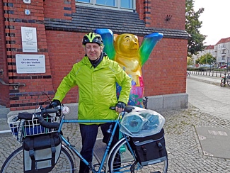Stephen Rakowski vom Fahrradladen Radelkowski in Berlin Lichtenberg startet zu seiner Tour nach Polen, Litauen und Russland im September 2015.