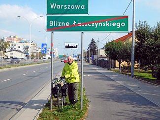 Am Stadtrand von Warszawa - Warschau. Stephen Rakowski vom Fahrradladen Radelkowski in Berlin Lichtenberg auf seiner Fahrradfahrt nach Polen, Litauen und Russland im September 2015.