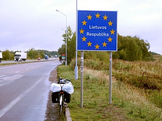 An der Grenze zwischen Polen und Litauen. Stephen Rakowski vom Fahrradladen Radelkowski in Berlin Lichtenberg auf seiner Fahrradfahrt nach Polen, Litauen und Russland im September 2015.