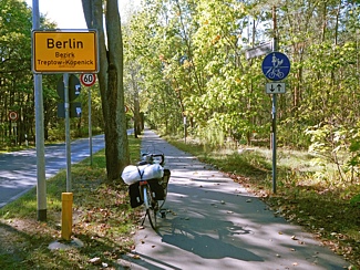 Am Ortseingang von berlin. Stephen Rakowski vom Fahrradladen Radelkowski in Berlin Lichtenberg auf seiner Fahrradfahrt nach Polen, Litauen und Russland im September 2015.